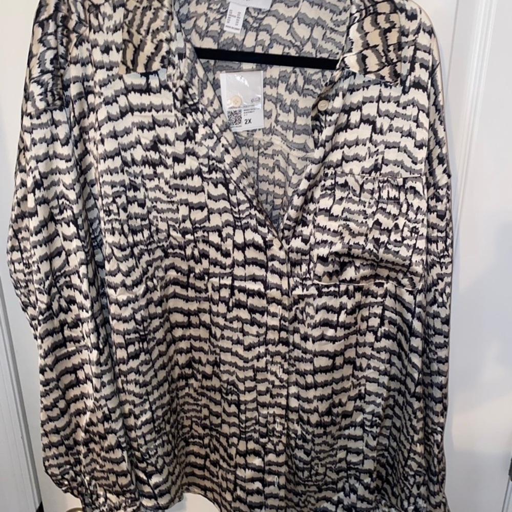 Women's Black and White Patterned Top